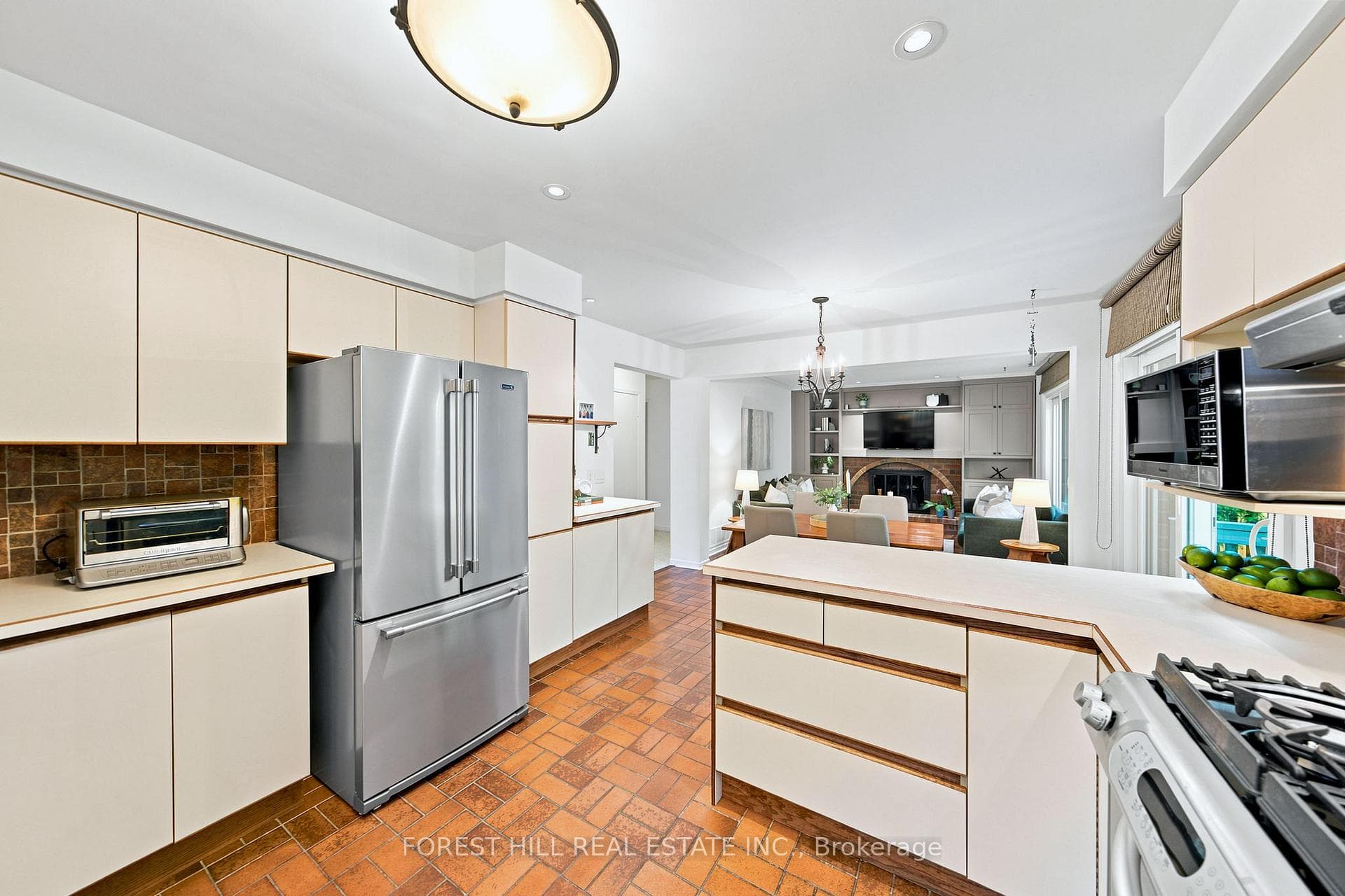 84 Kings College Road photo 16