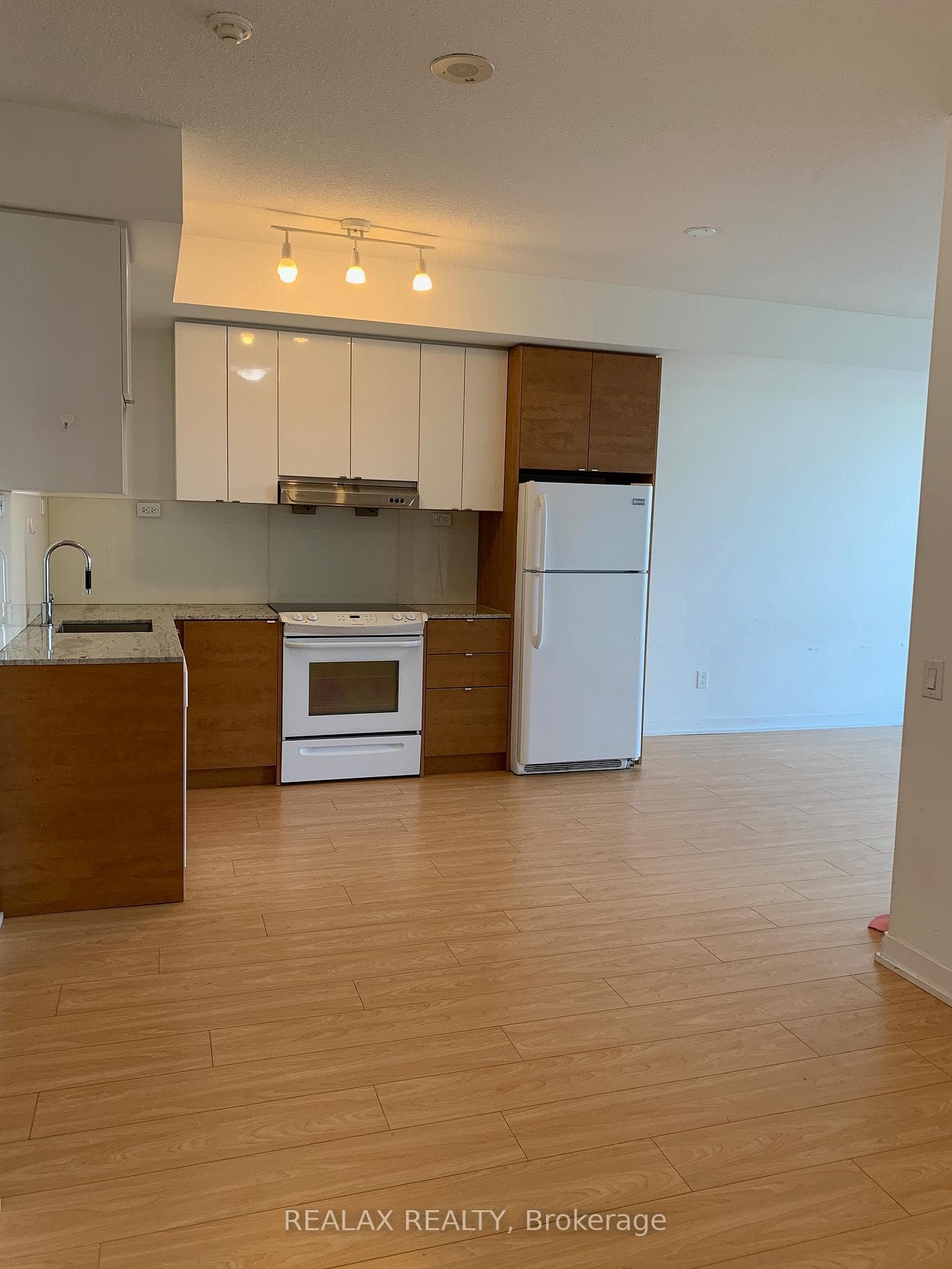 121 Mcmahon Drive Unit 3310 photo 6
