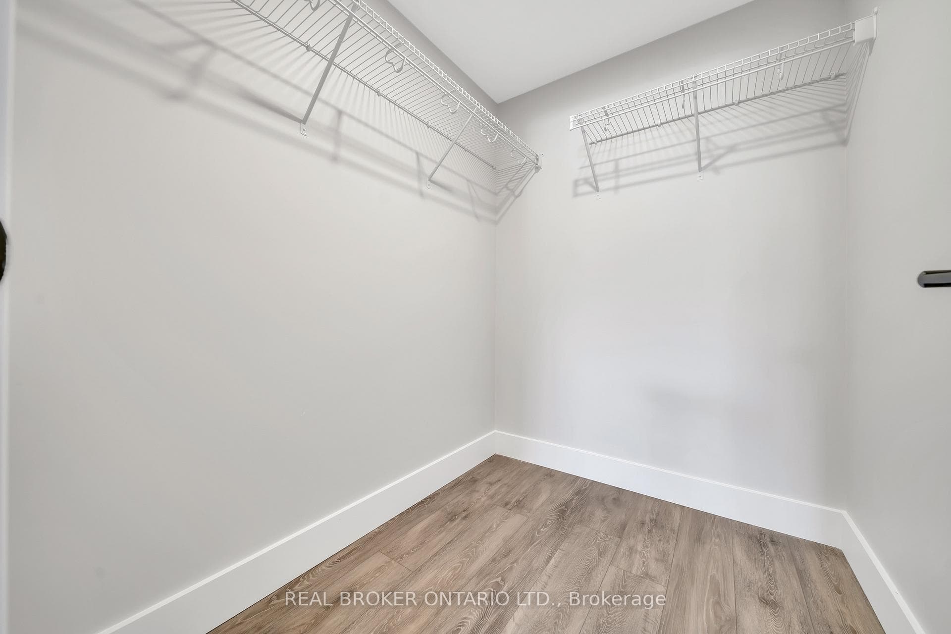 211 Queen Street photo 28