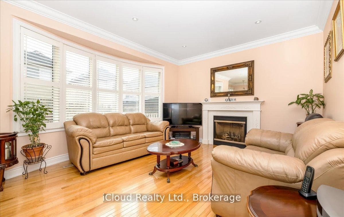 625 Laughren Crescent photo 22