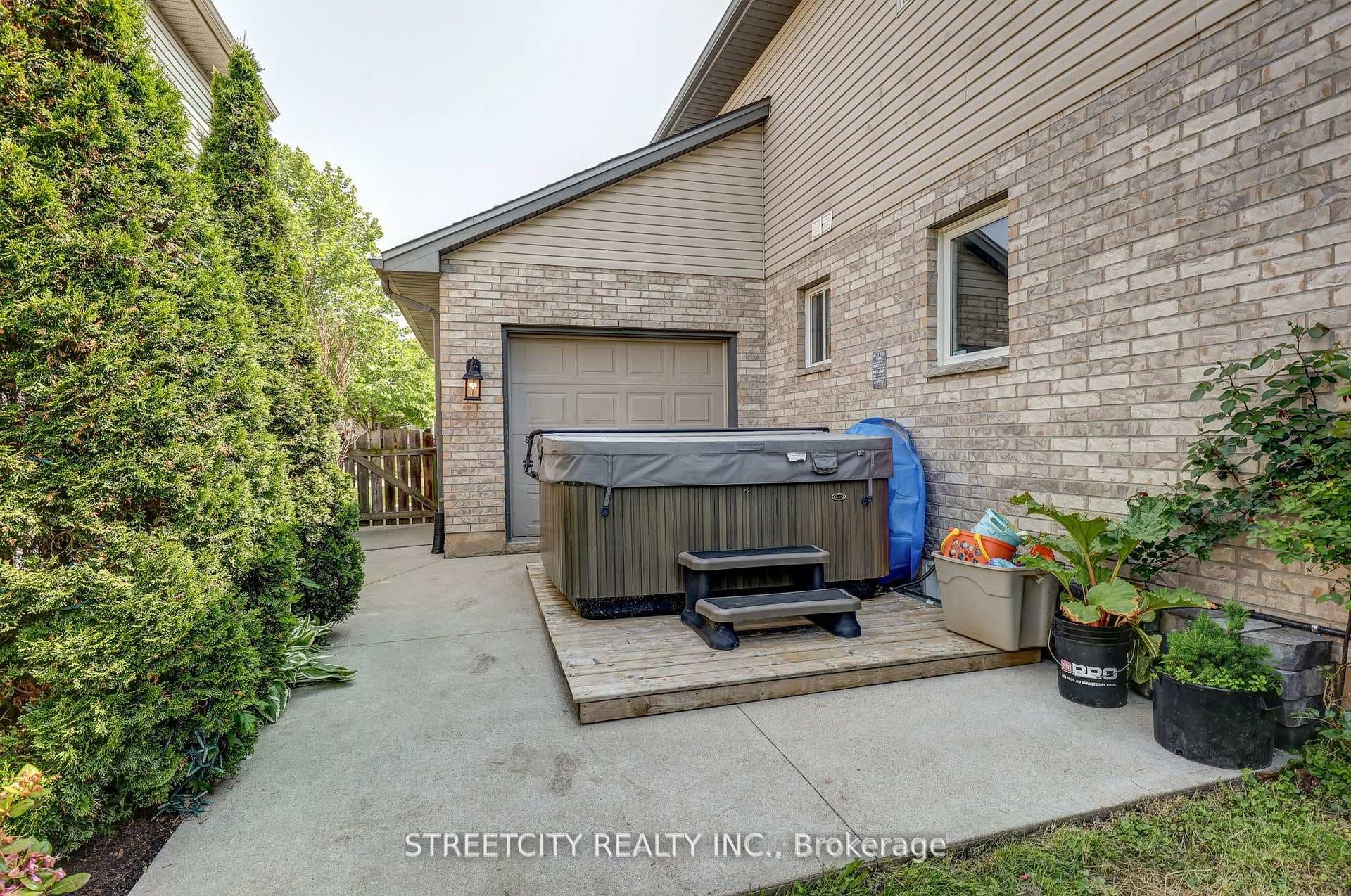 61 Meadowvale Drive photo 49