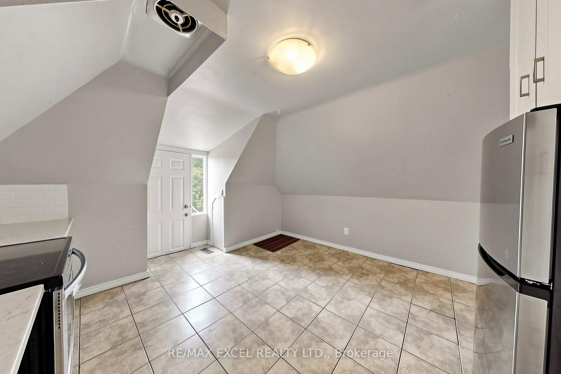 259 Victoria Avenue Unit Third photo 6