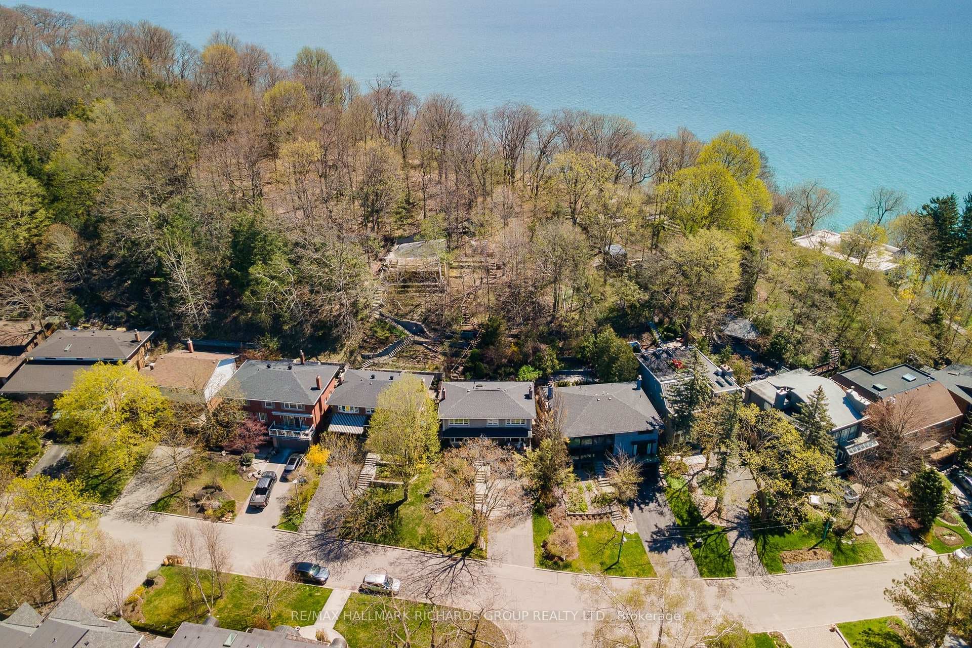31 Fallingbrook Drive photo 3