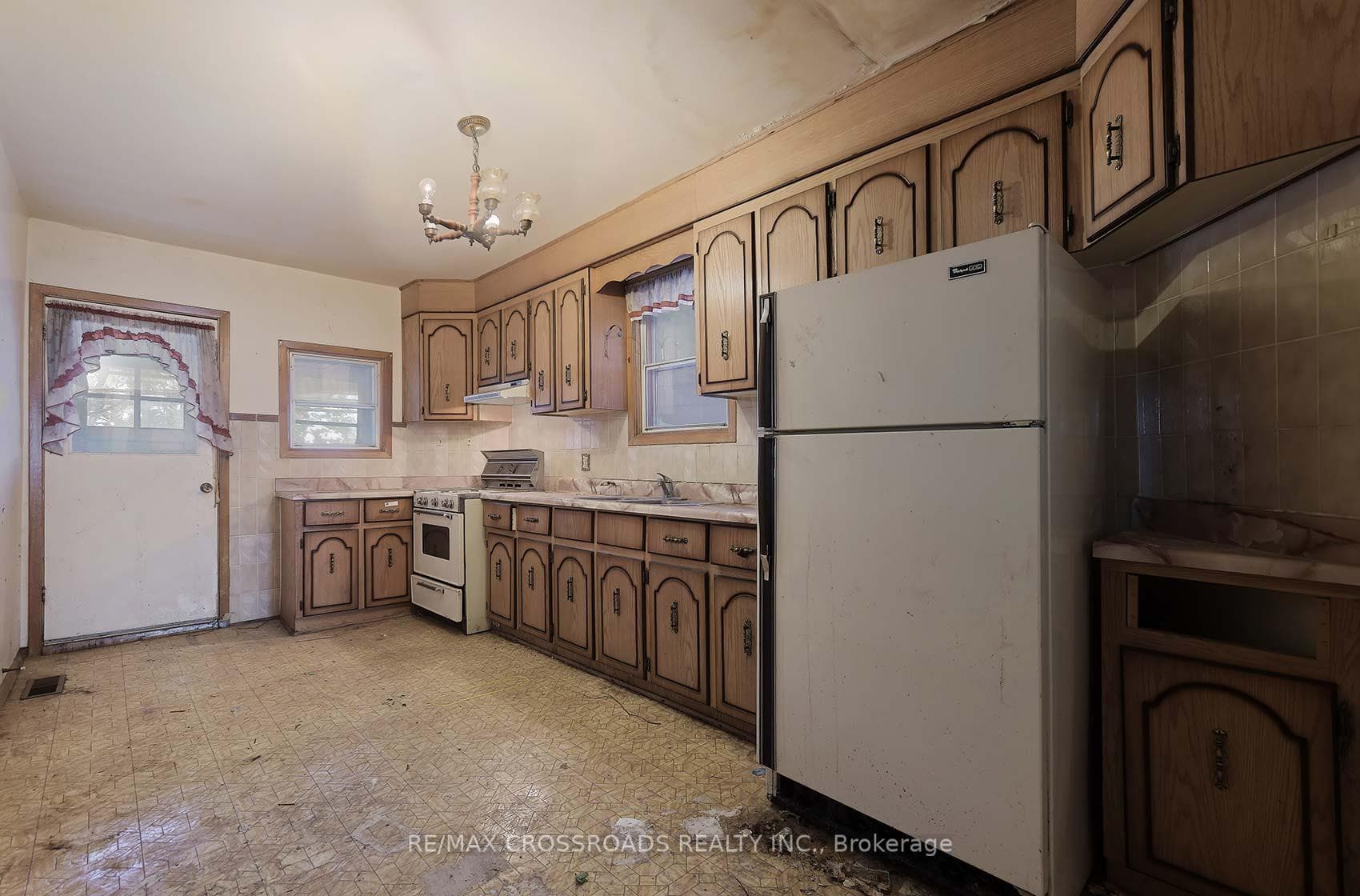 734 Adelaide Street photo 7