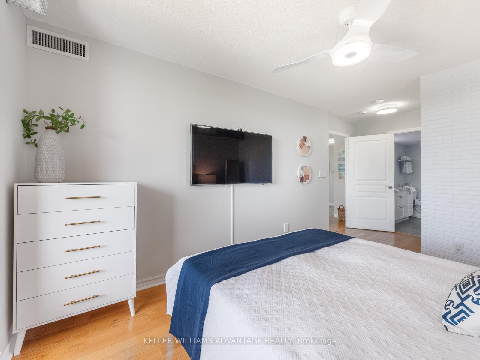 1733 Queen Street Unit 424 photo 20