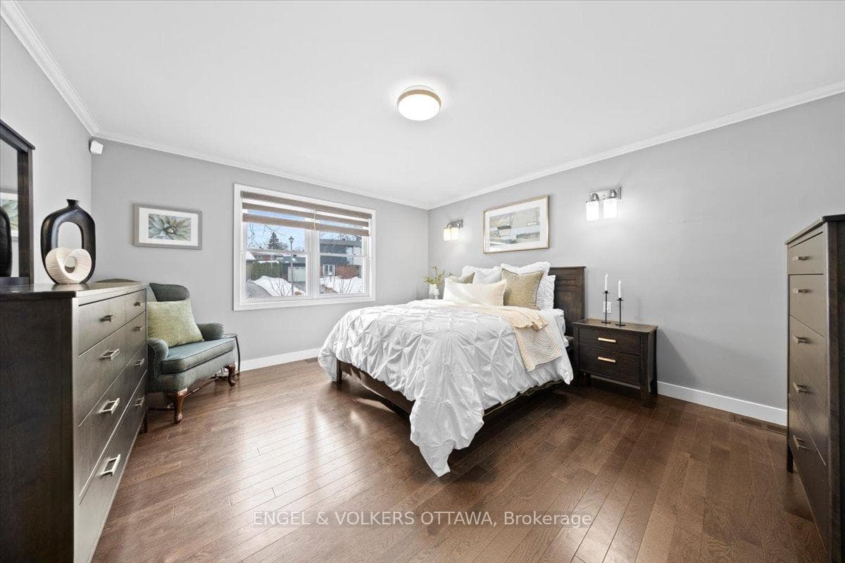 1005 Gold Crescent photo 15