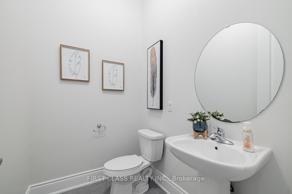 155 Heintzman Crescent photo 9