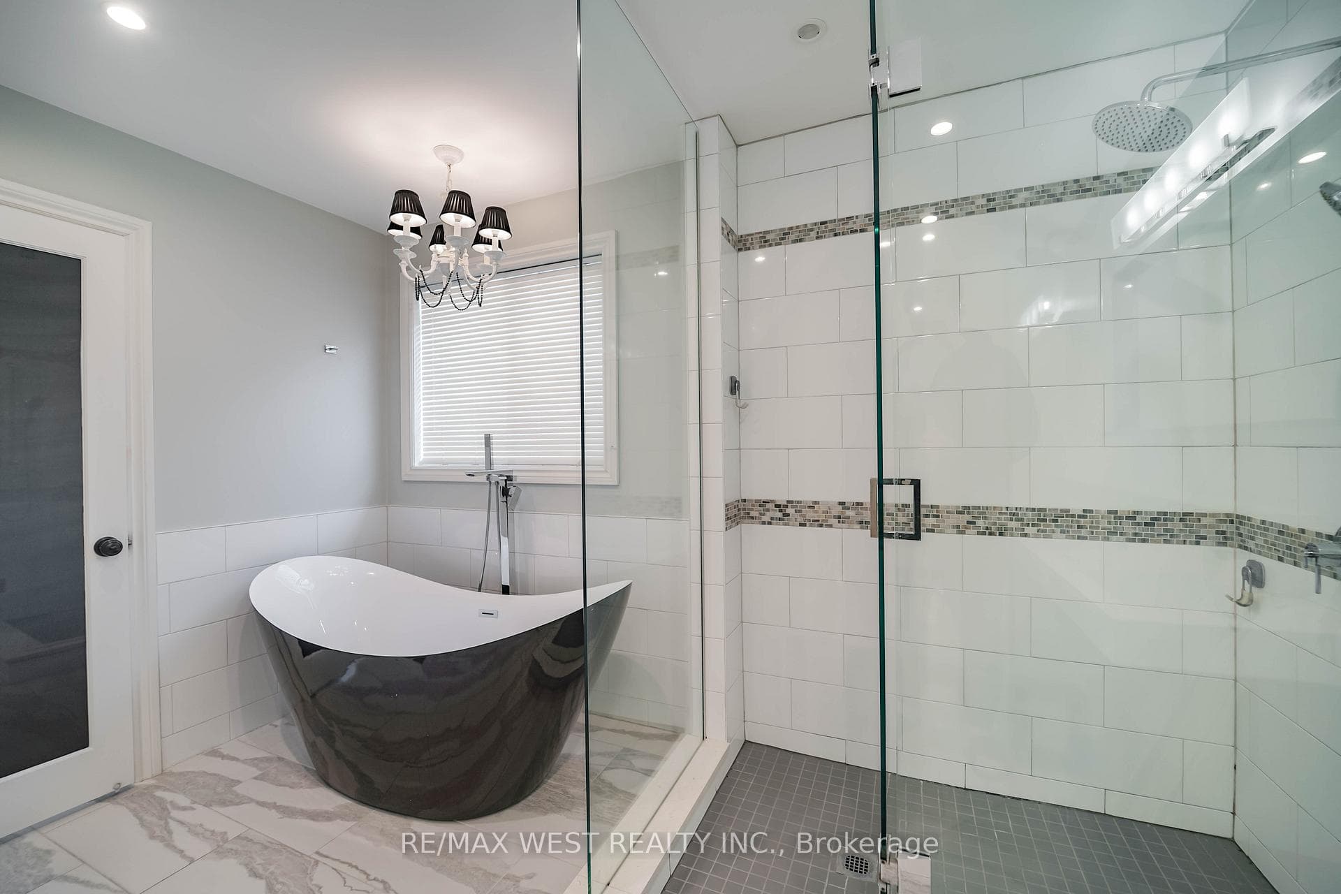 181 Thicket Crescent photo 12