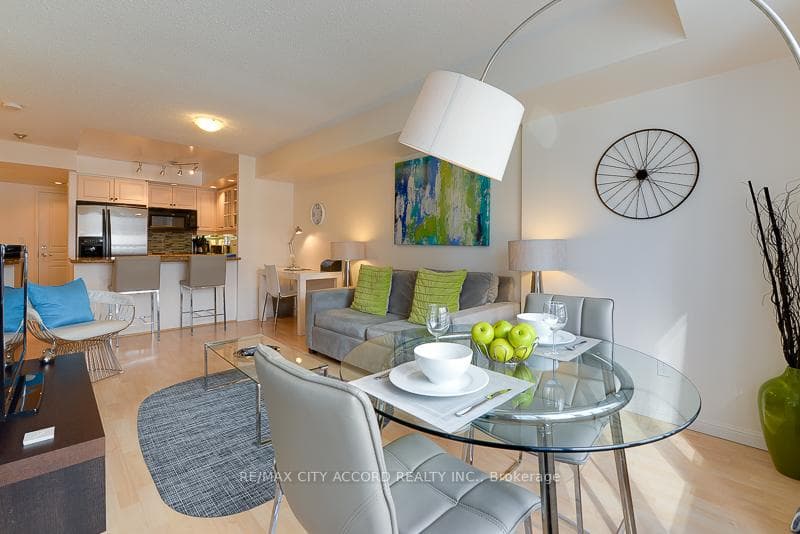 140 Simcoe Street Unit 1413 photo 8
