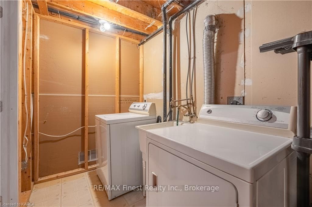 1386 BRACKENWOOD Crescent photo 30