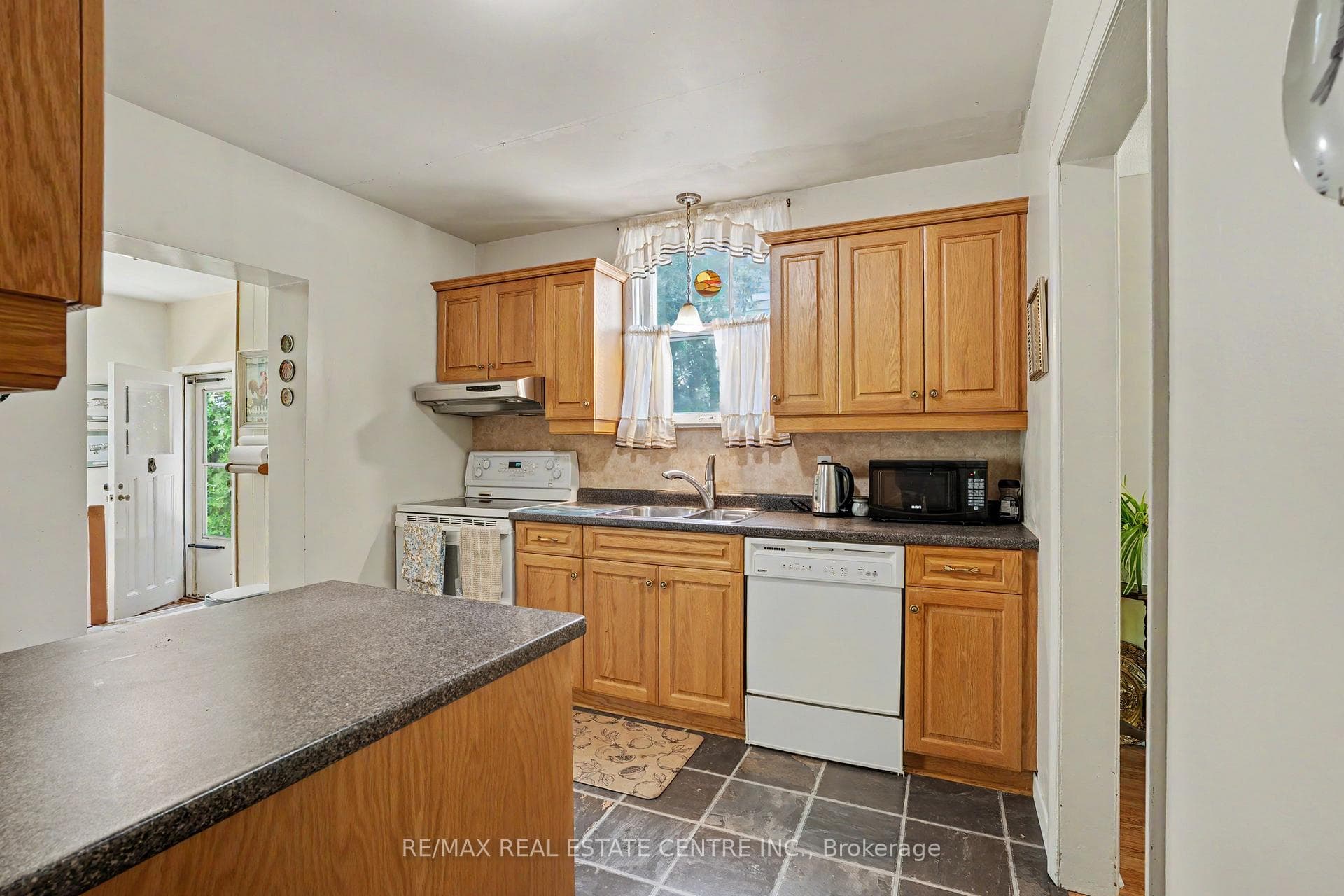 2068 Wellington Avenue photo 16