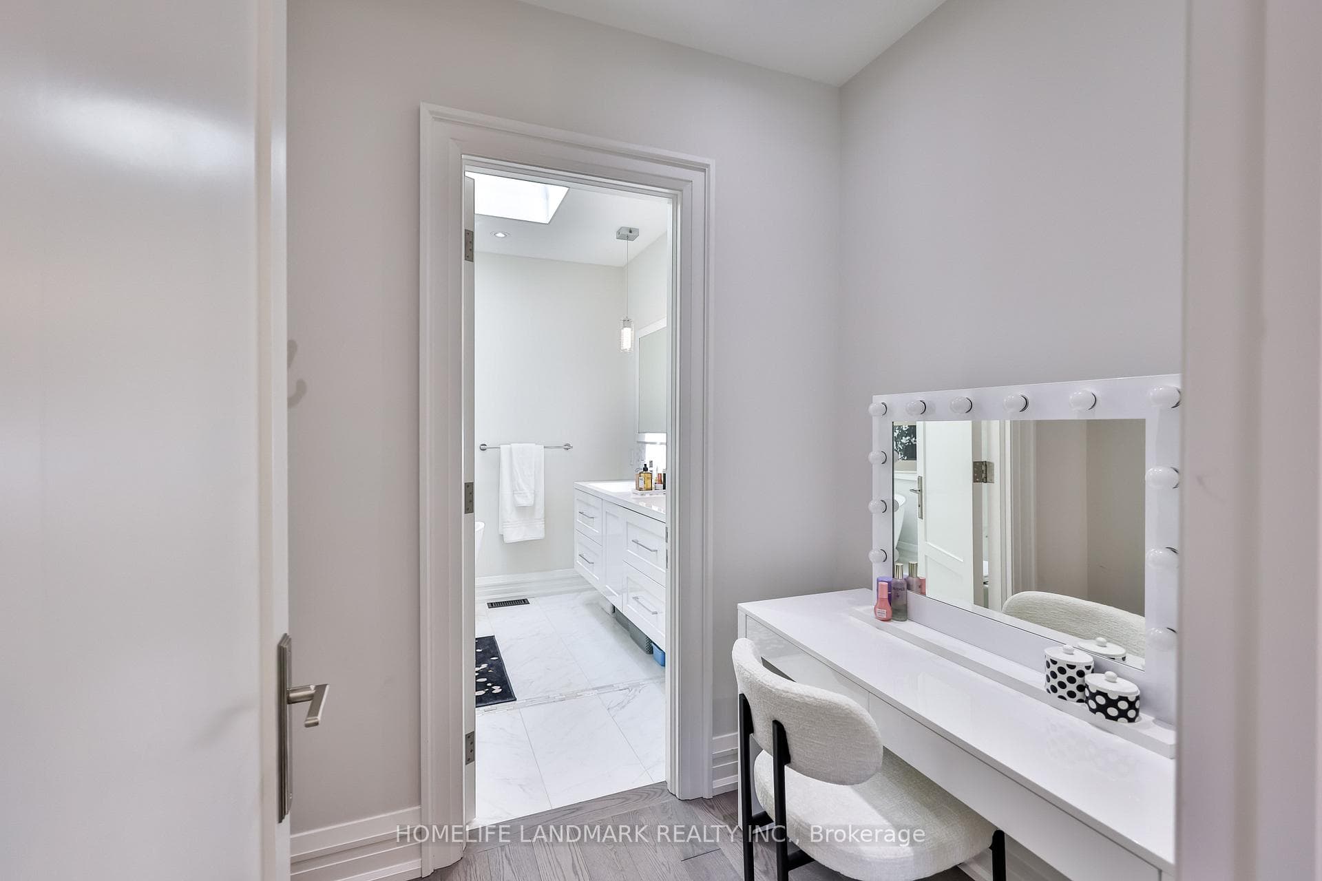 211 South Kingsway Way photo 25