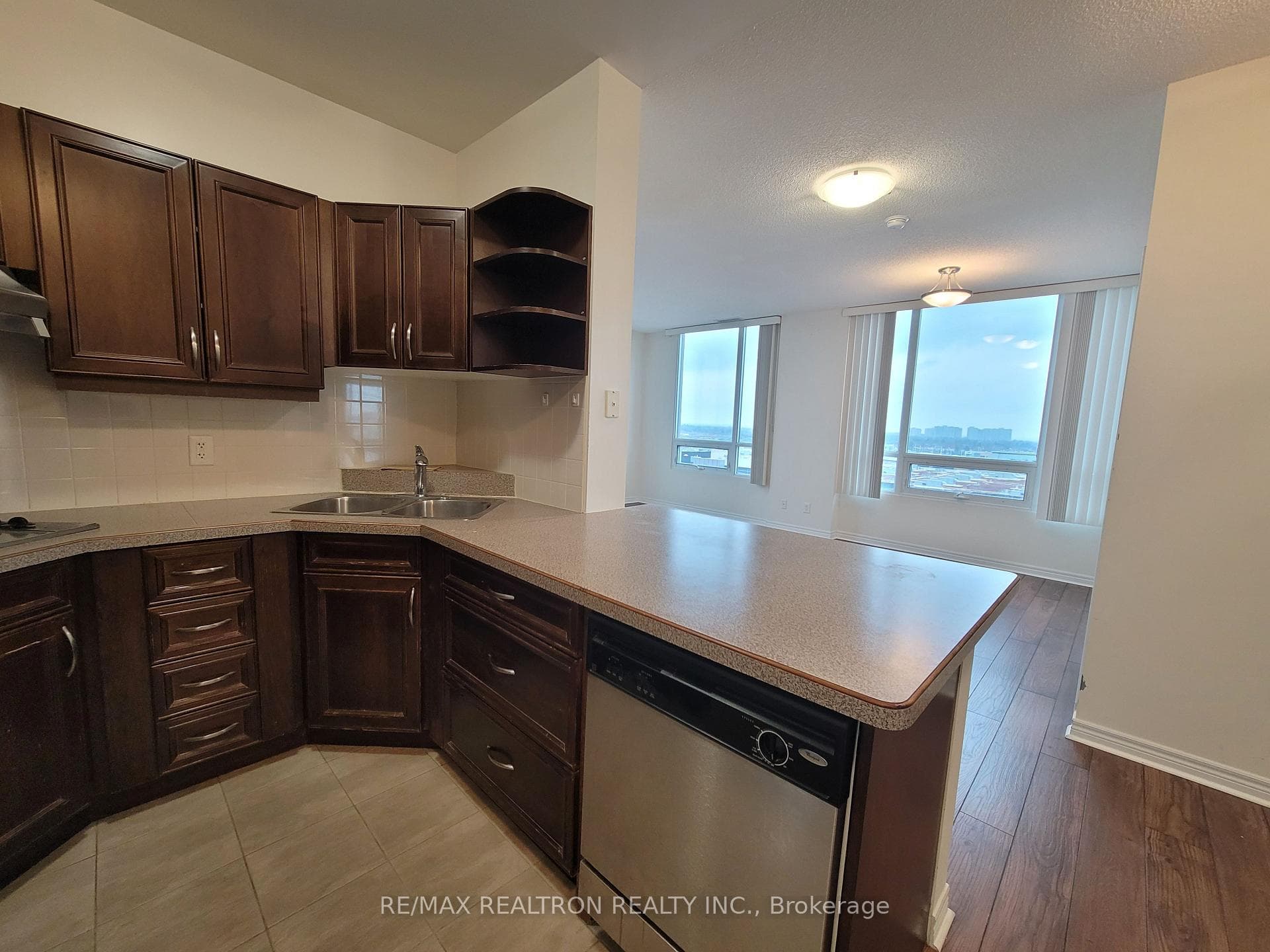 2020 McNicoll Avenue Unit PH27 photo 4