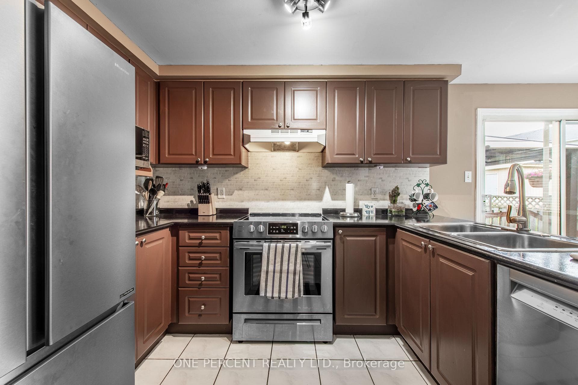 240 Walsh Crescent photo 12