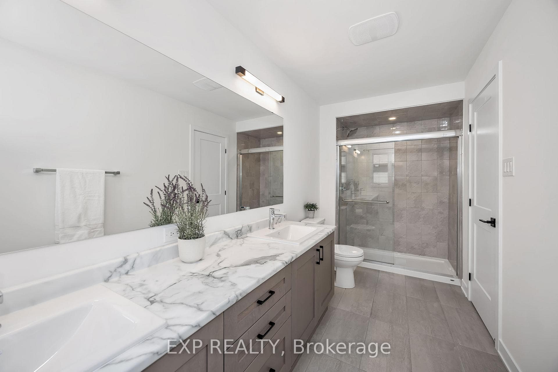 Primary 4 piece ensuite