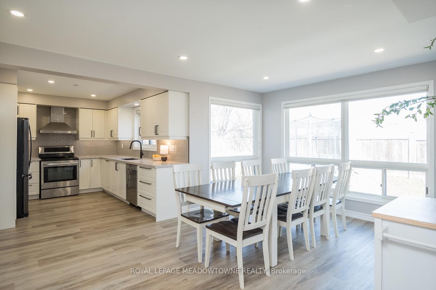 Garden Kitchen with Bump Out Breakfast Area