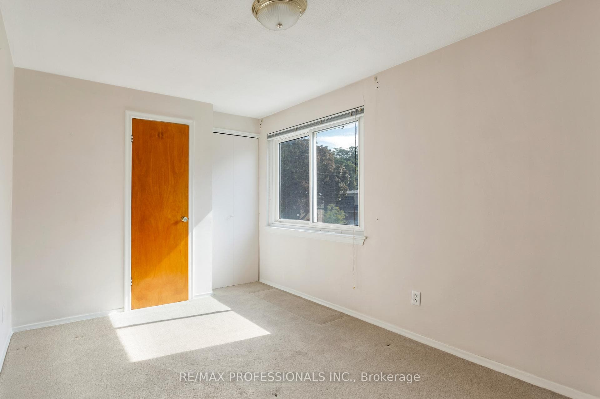 38 Van Stassen Boulevard photo 25