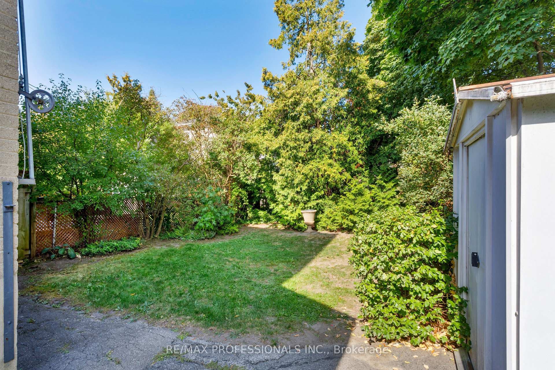 38 Van Stassen Boulevard photo 17