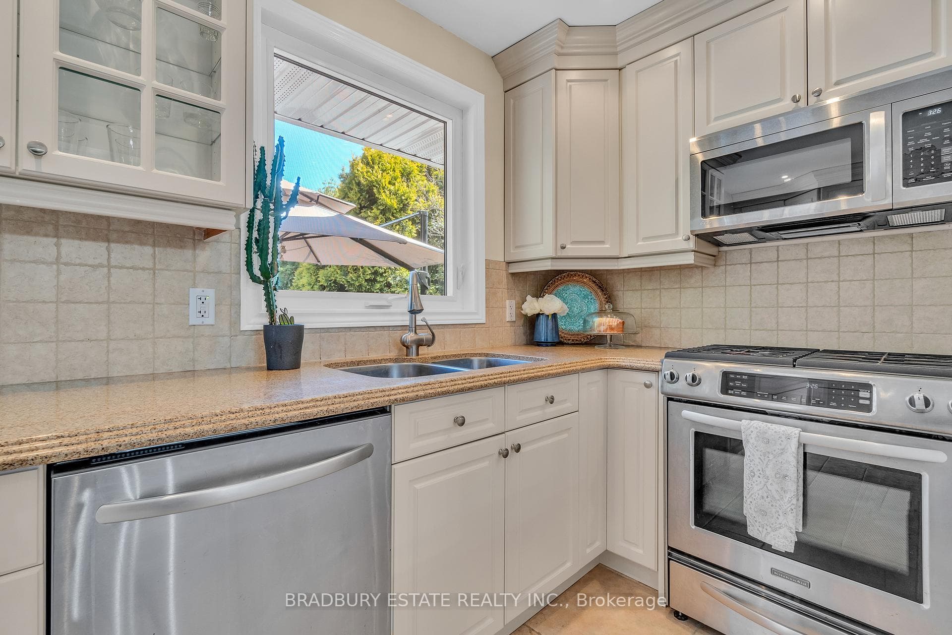 631 Montego Crescent photo 14