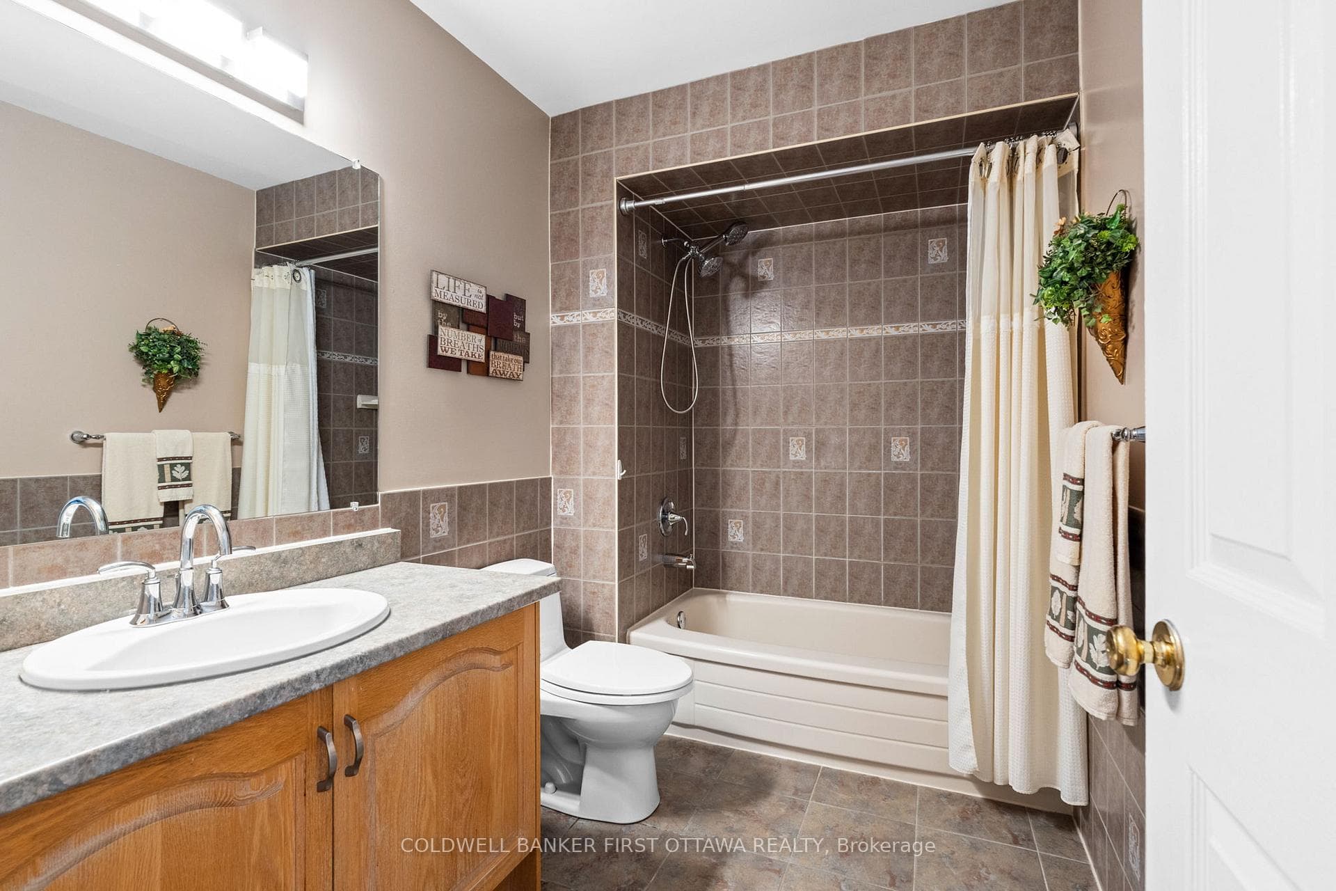 2nd lvl 4 pc bathroom includes shower/tub combo.