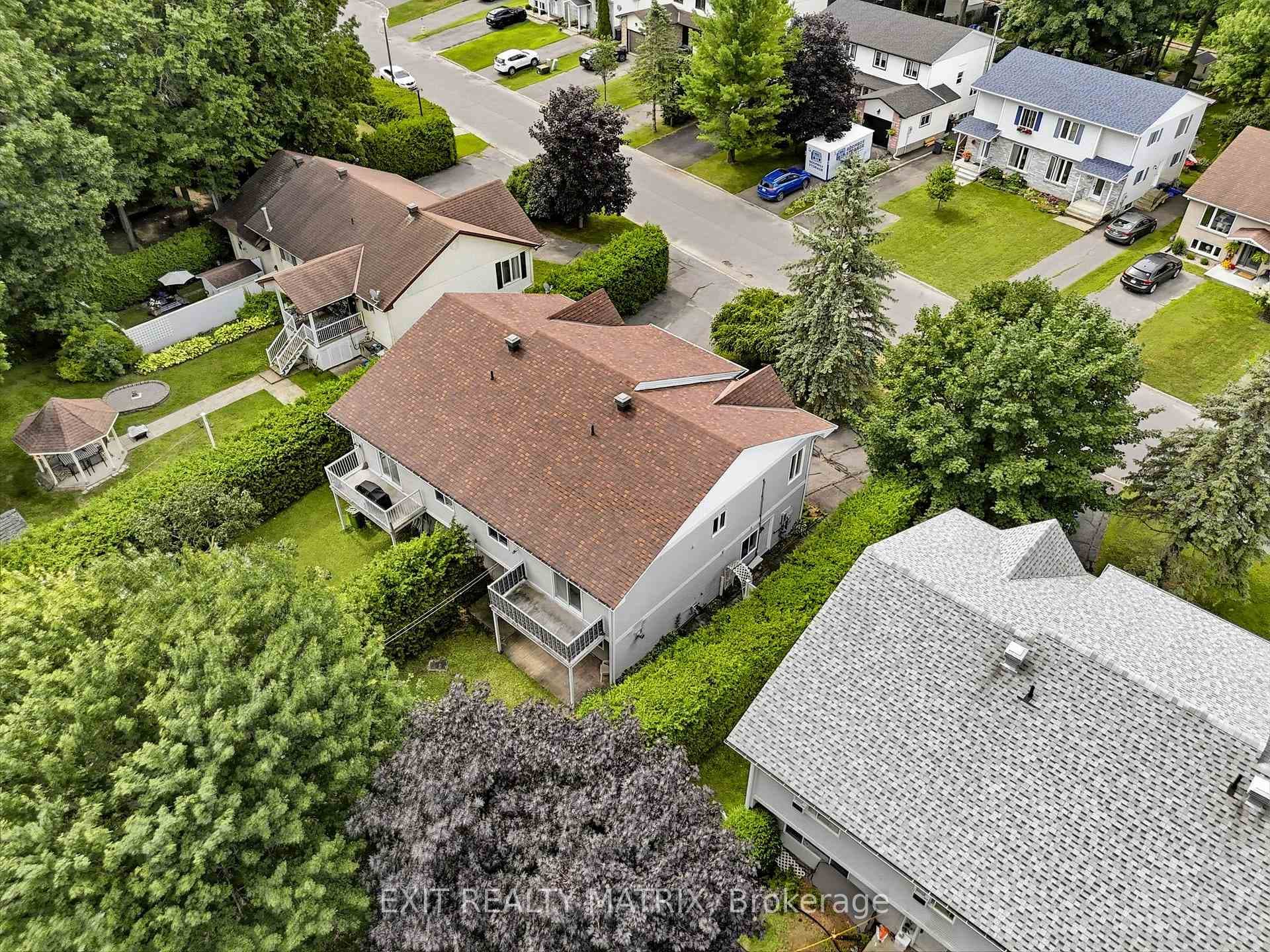 671 Berthiaume Street photo 34