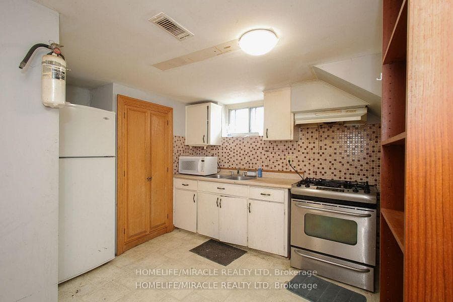 1171 Oxford Street photo 32
