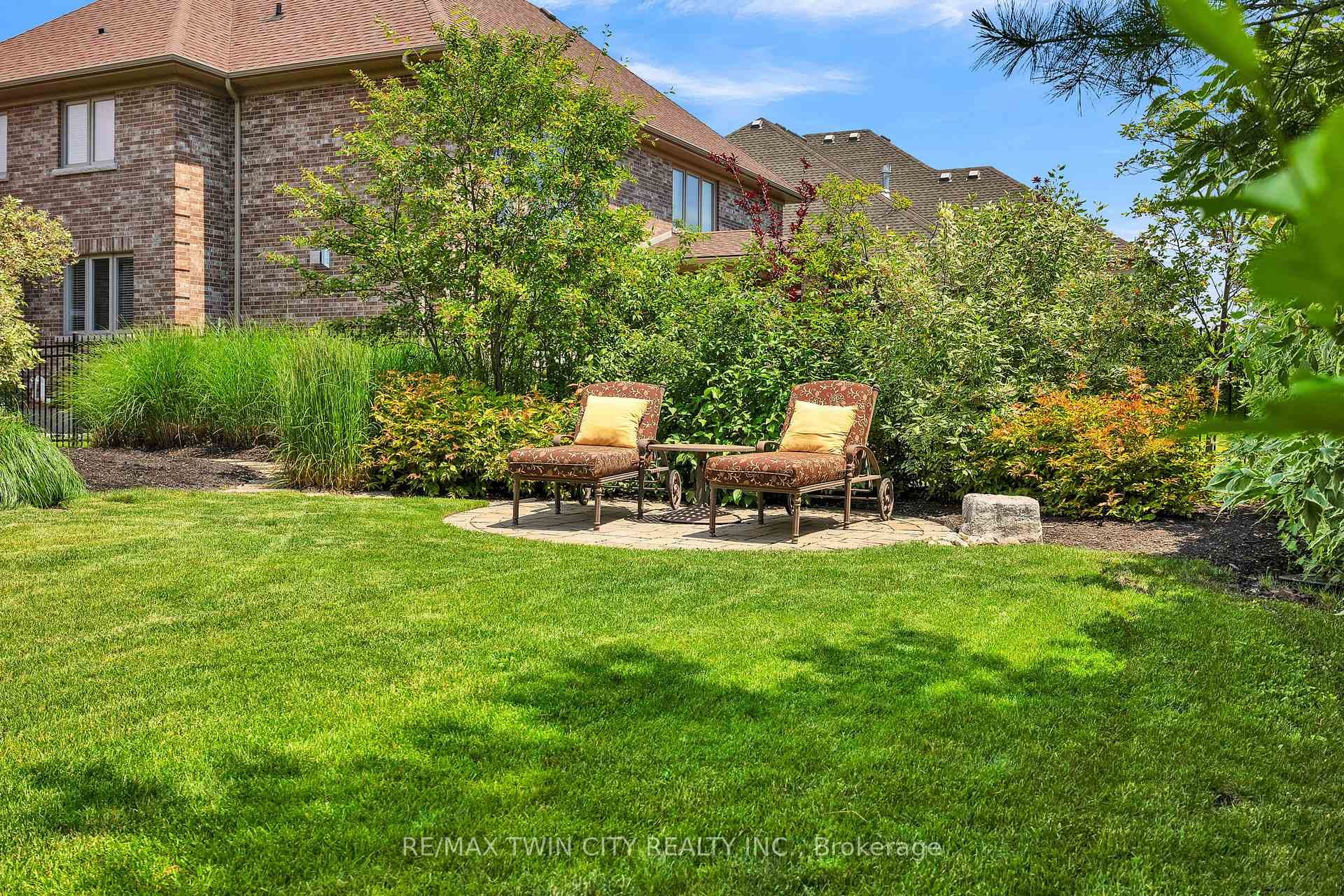 228 LONGVIEW Crescent photo 30