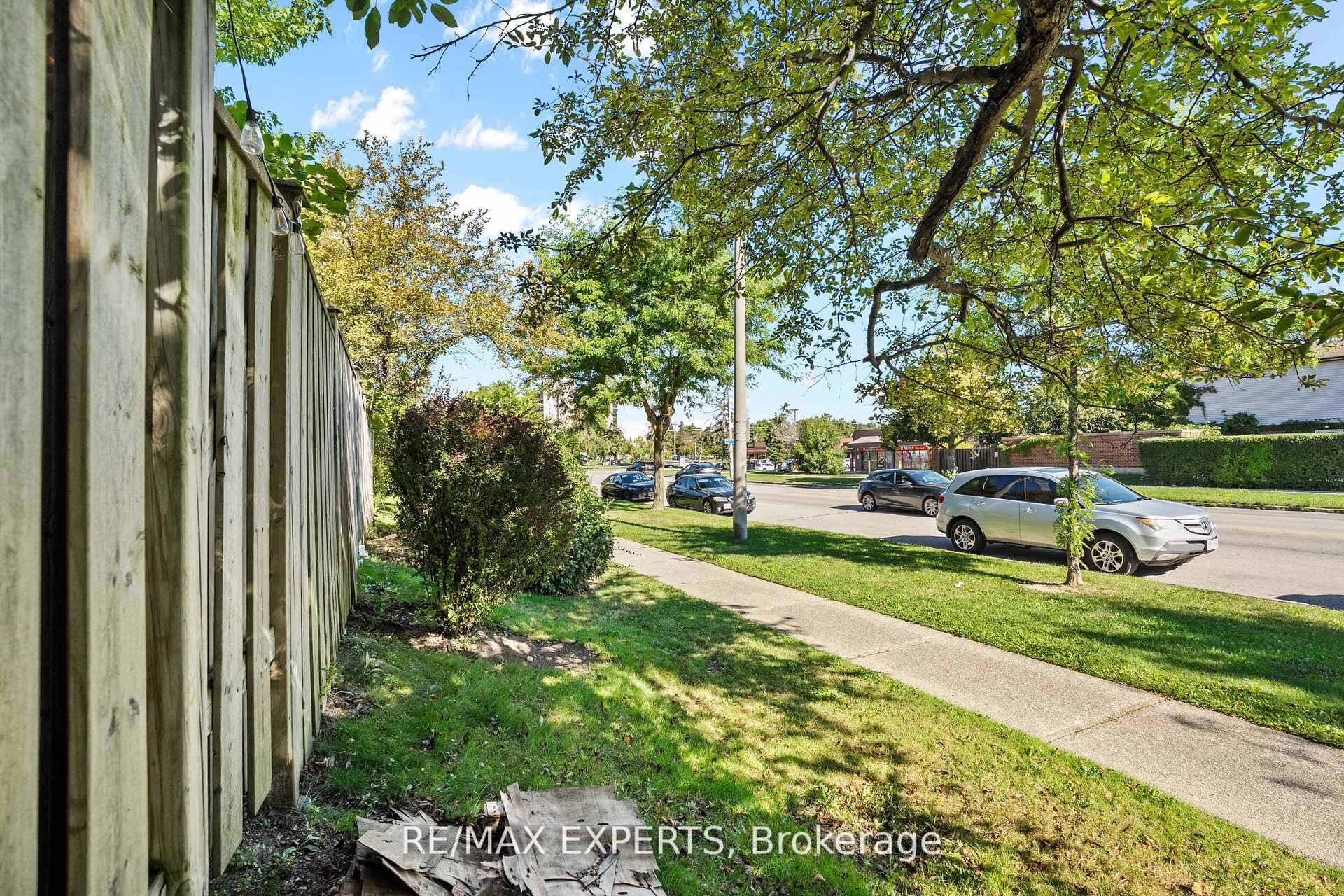 2779 Gananoque Drive Unit 35 photo 23