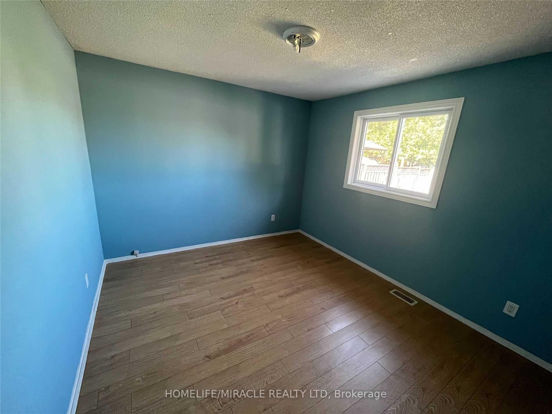 38 Featherwood Crescent photo 16