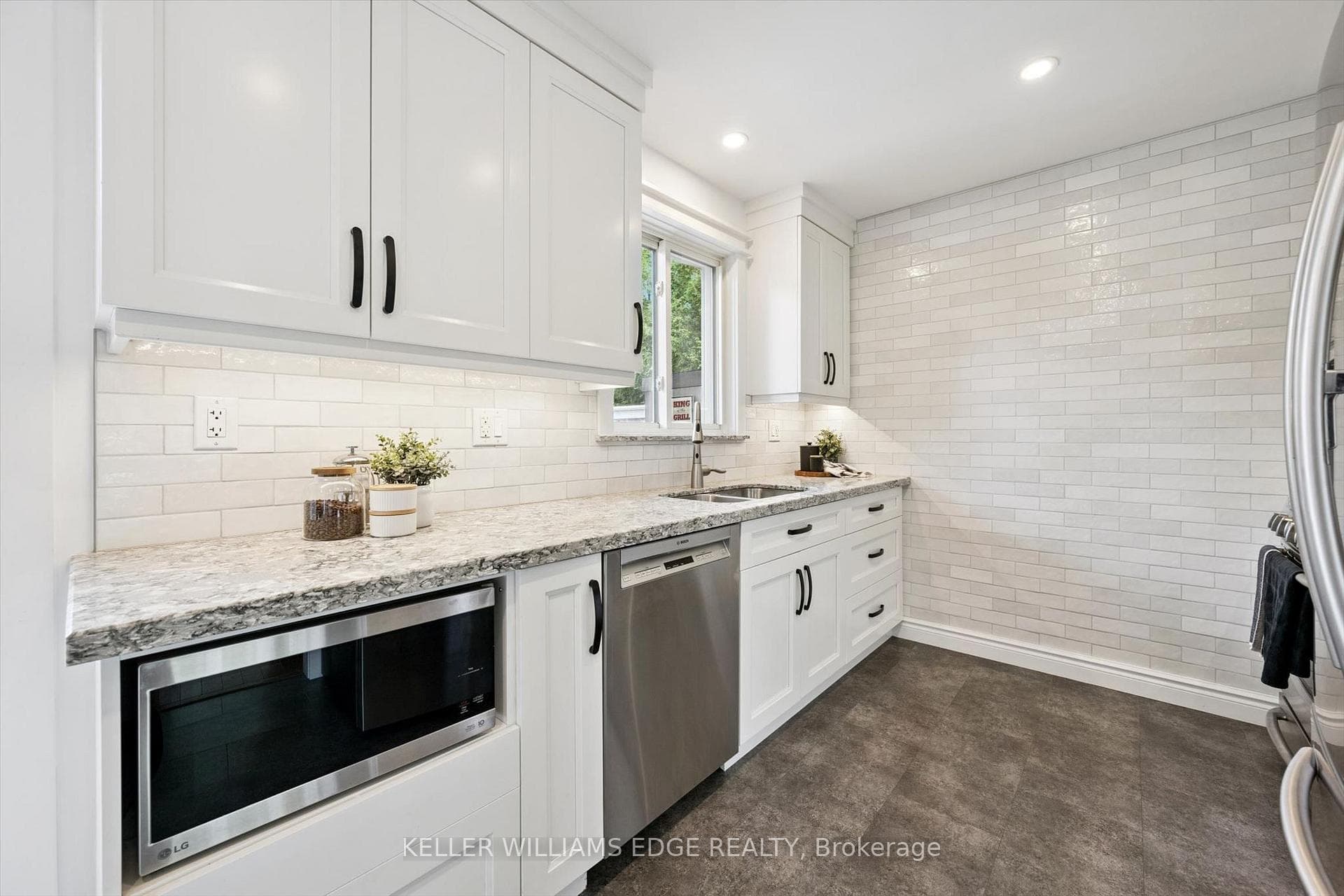 495 Tipperton Crescent photo 15