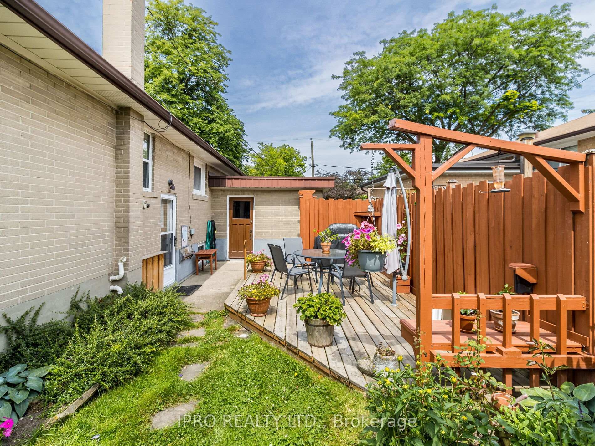 1535 Chalice Crescent photo 32