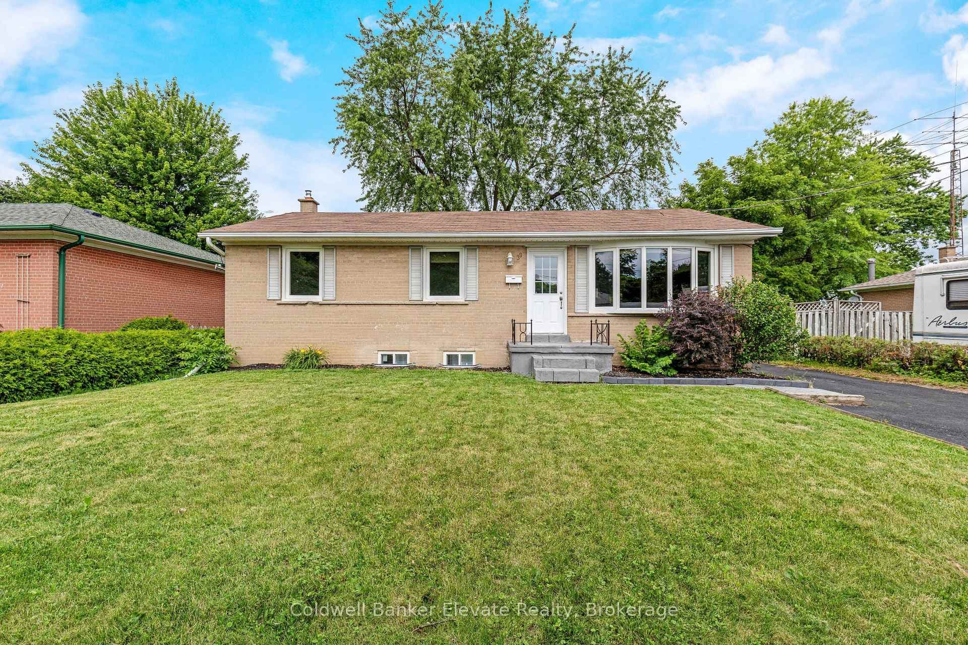 39 McGilvray Crescent photo 2