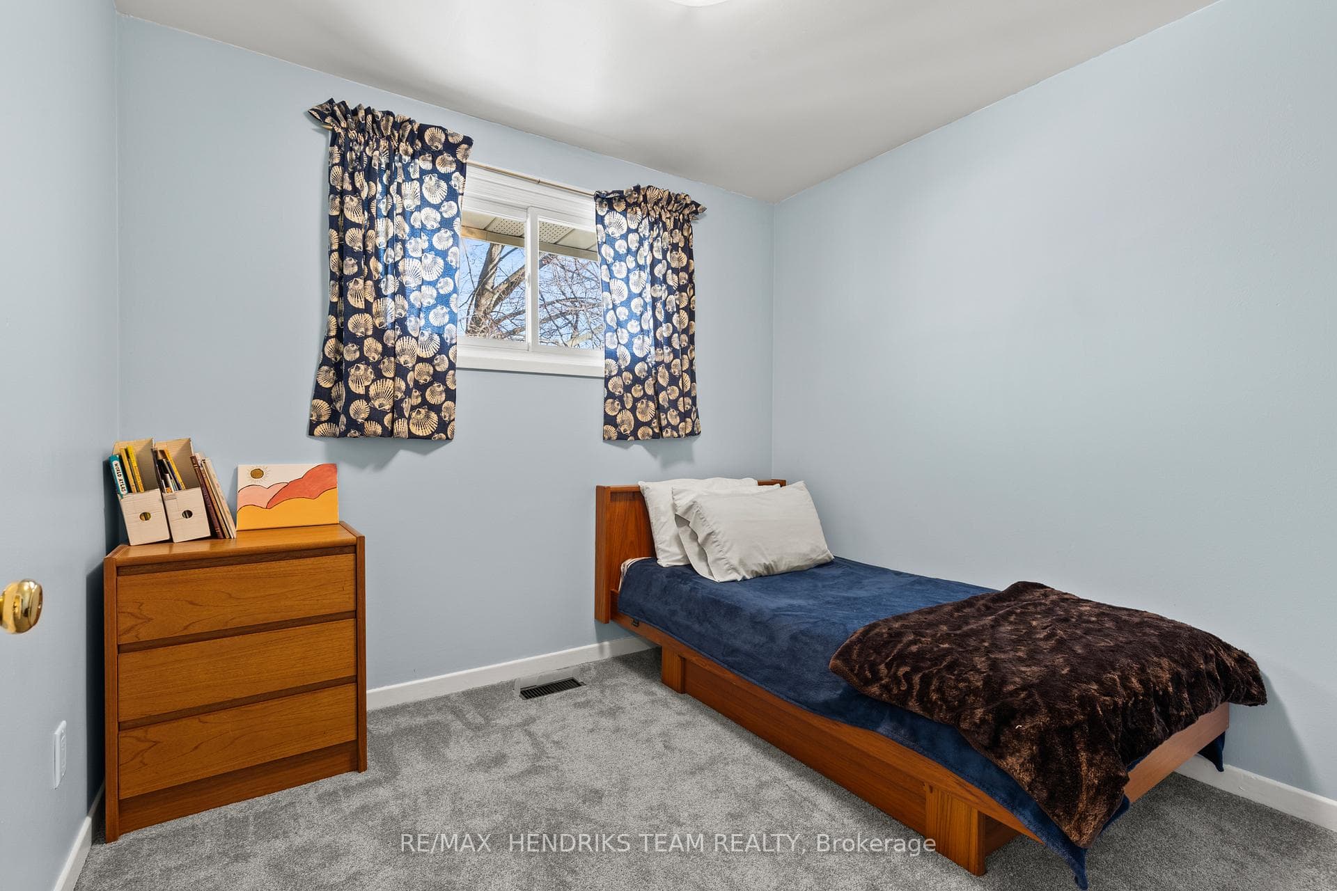 2nd bedroom