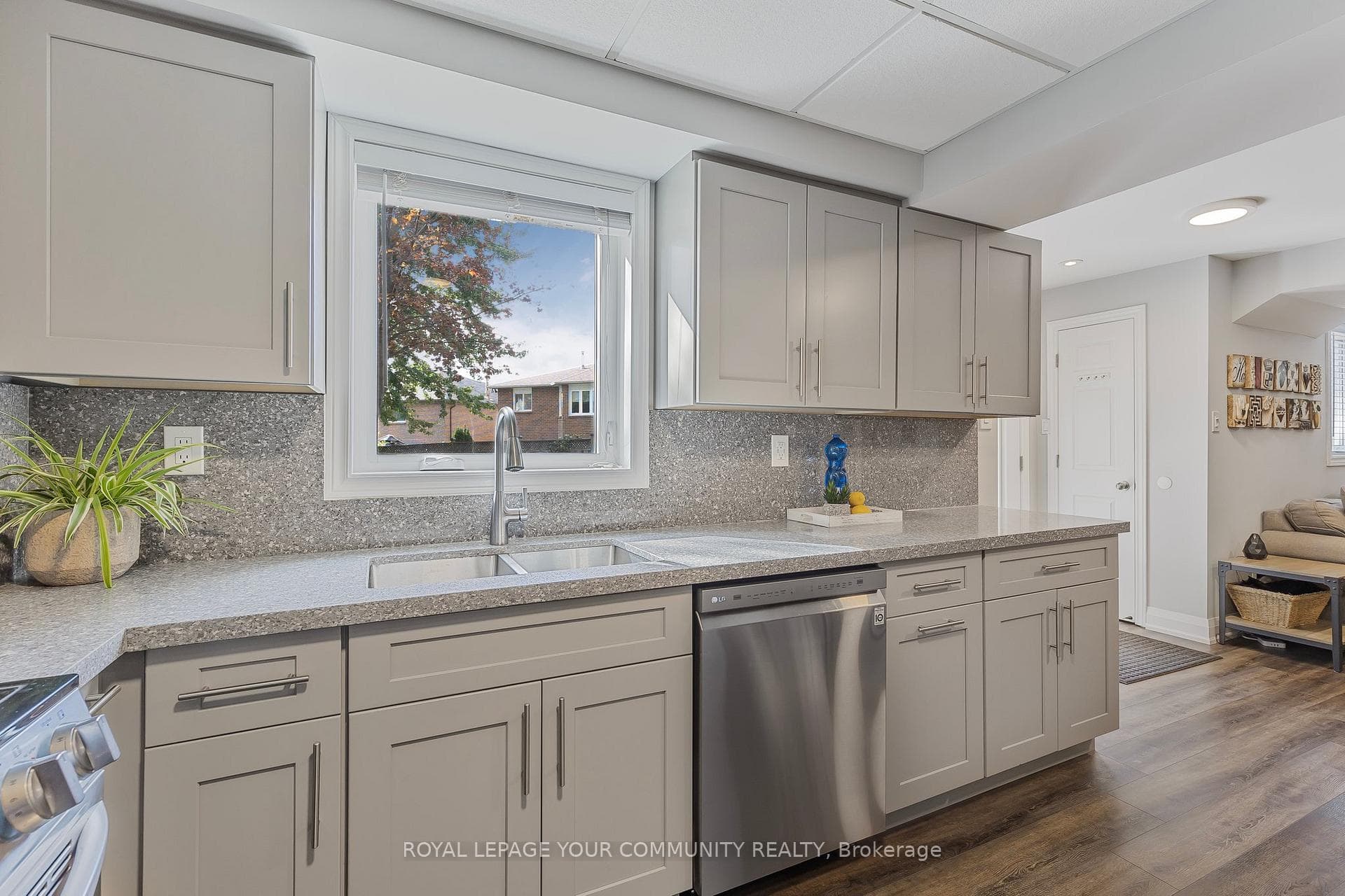 1177 Ewing Crescent photo 23