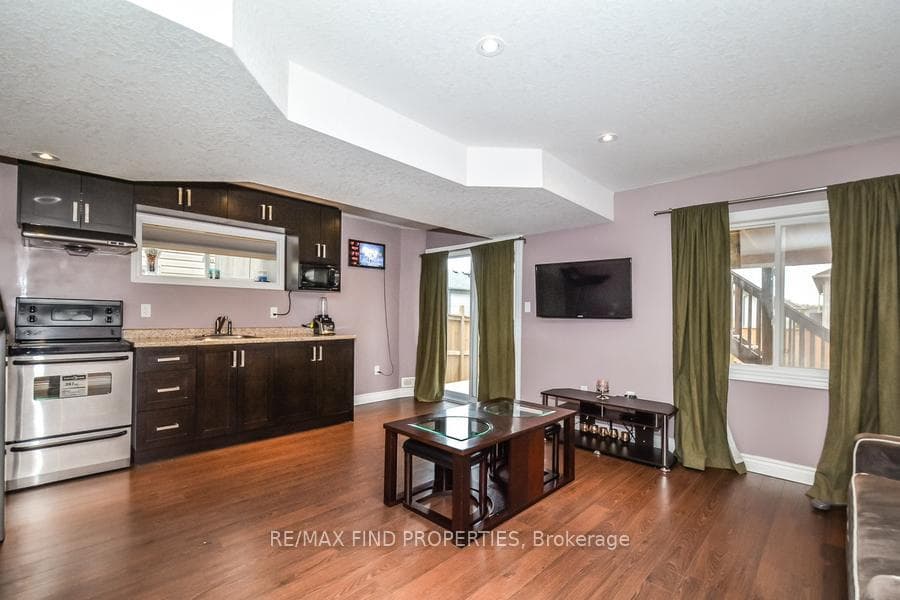 306 Featherstone Crescent photo 19
