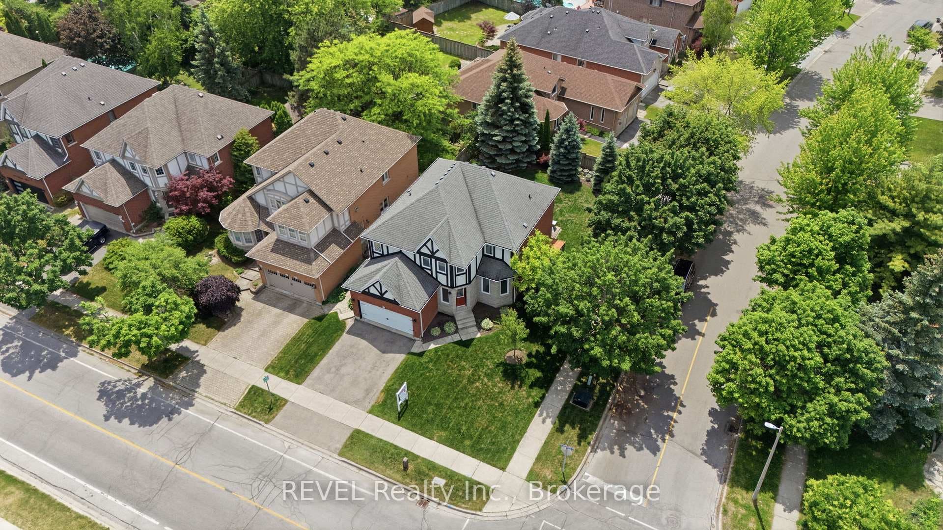 150 Fallingbrook Street photo 35