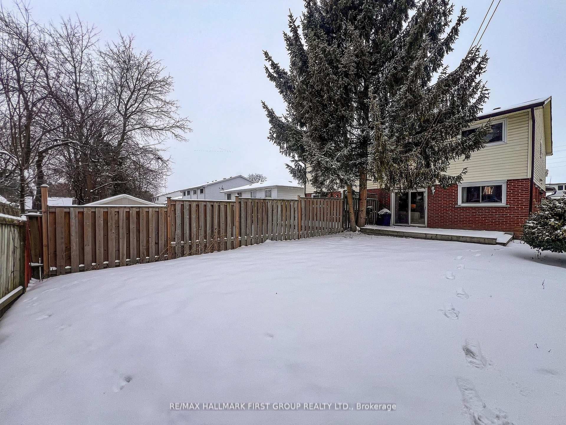 566 Berwick Crescent photo 25