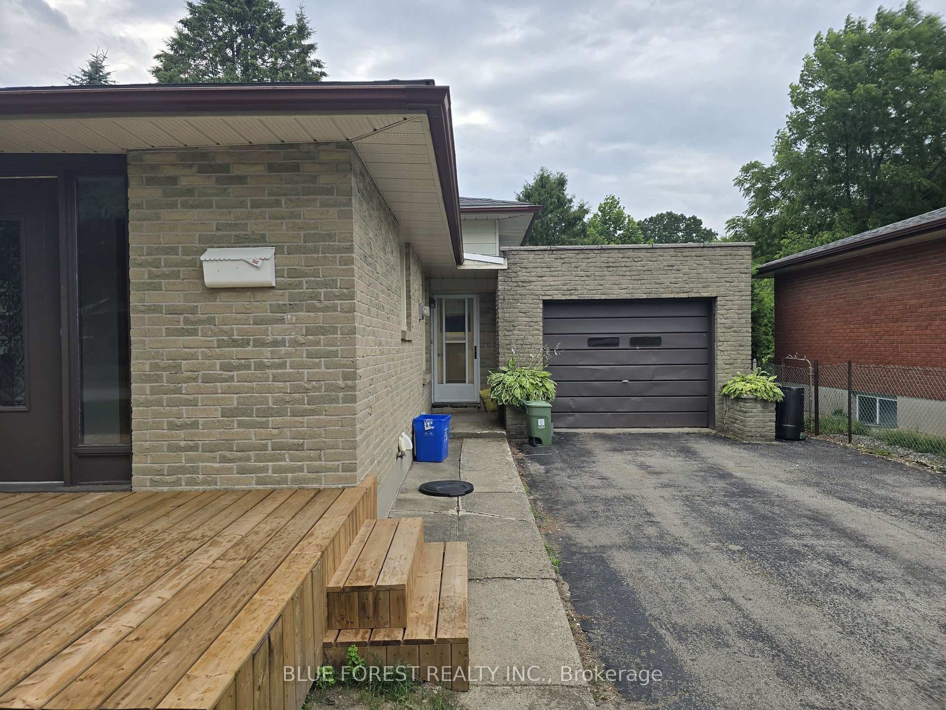 27 Hamber Court photo 2