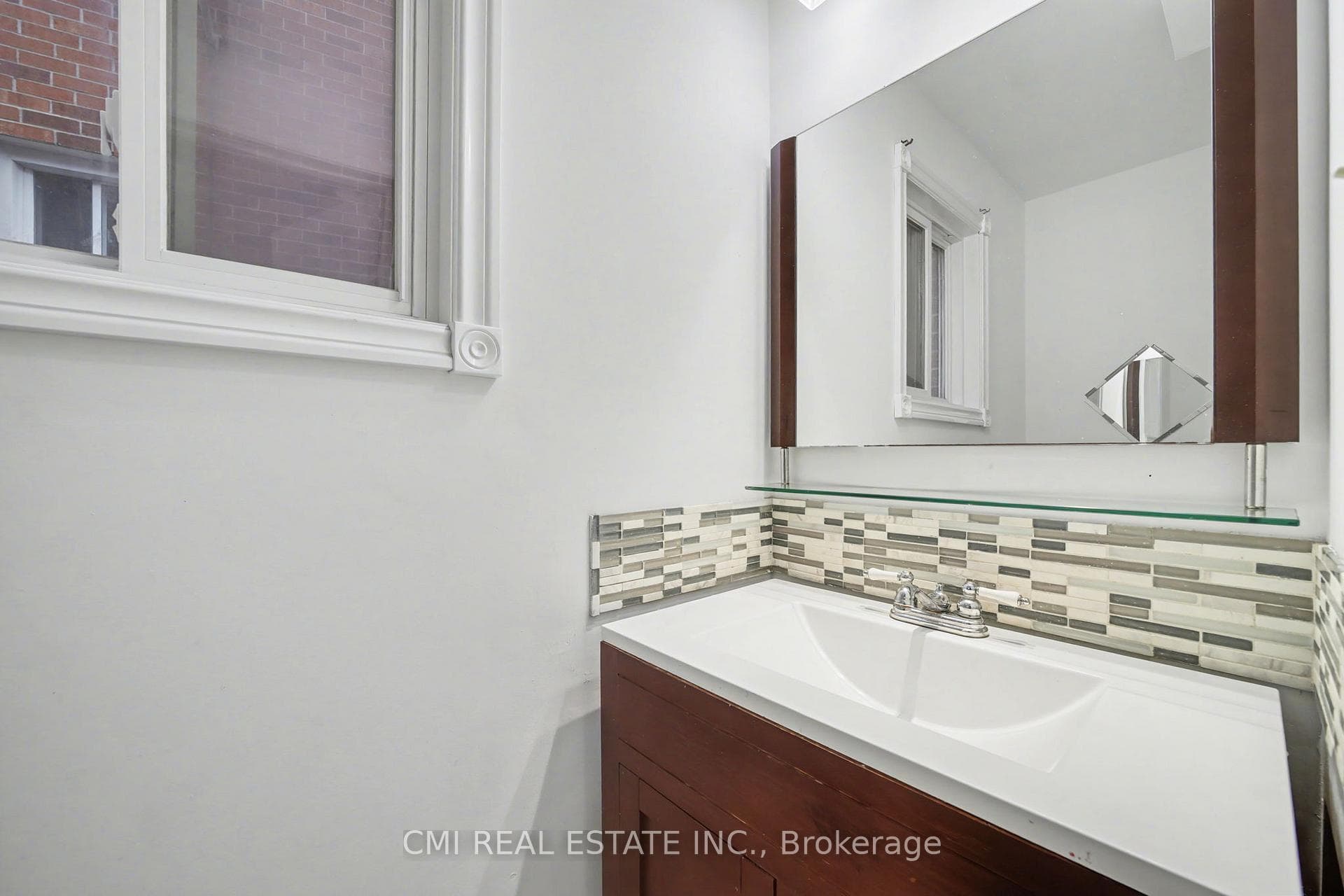 993 Lucerne Crescent photo 26