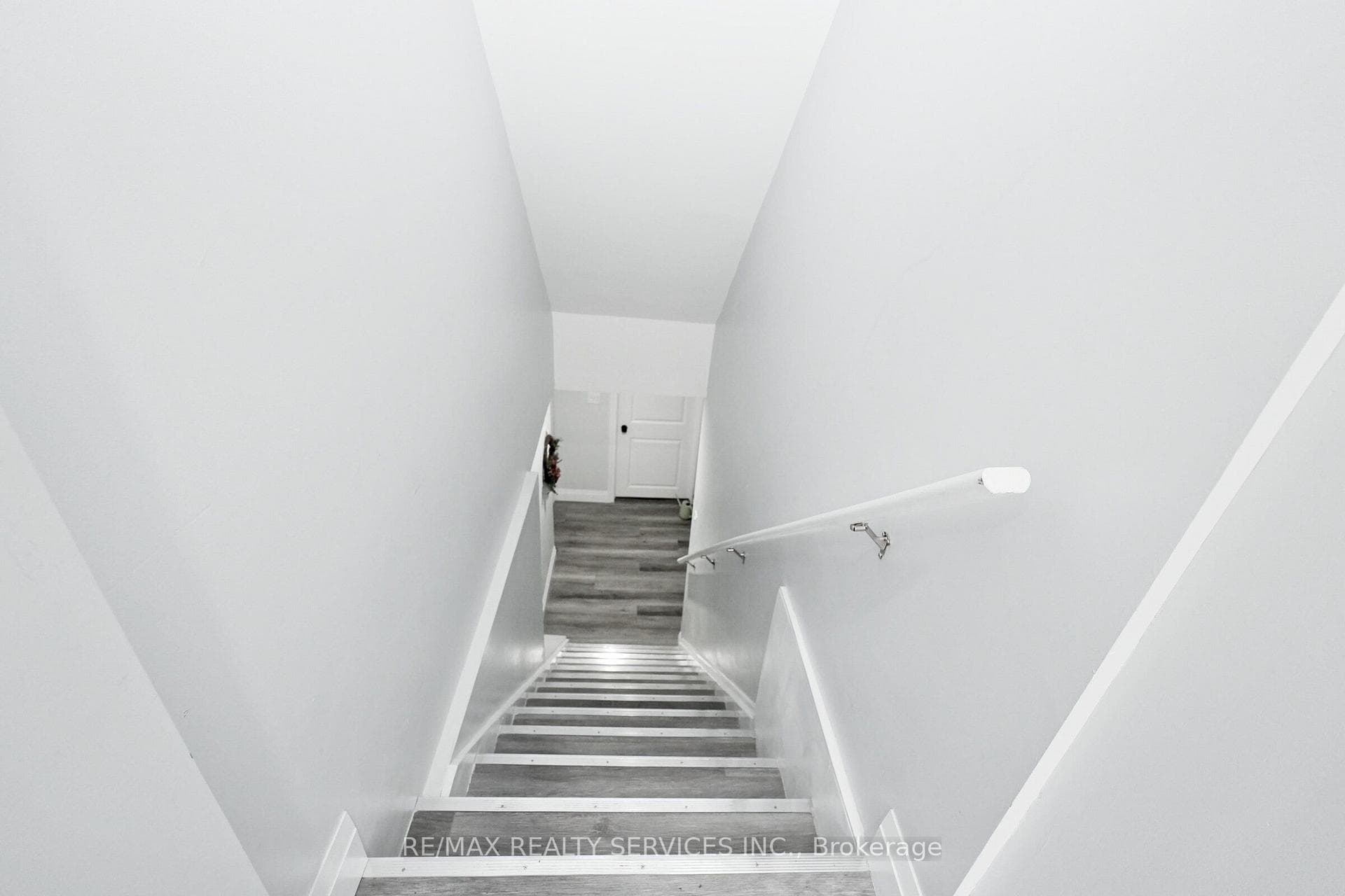 8 Yeoman Drive Unit Basement Apartment photo 3