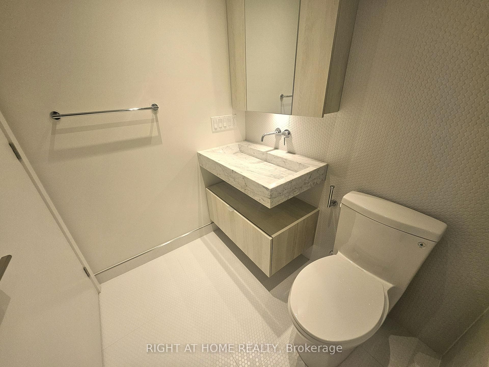 11 Yorkville Avenue Unit 1711 photo 17