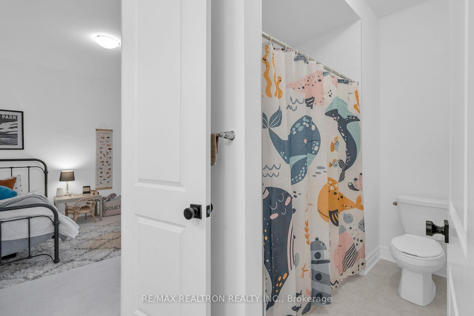 669 Newlove Street photo 38