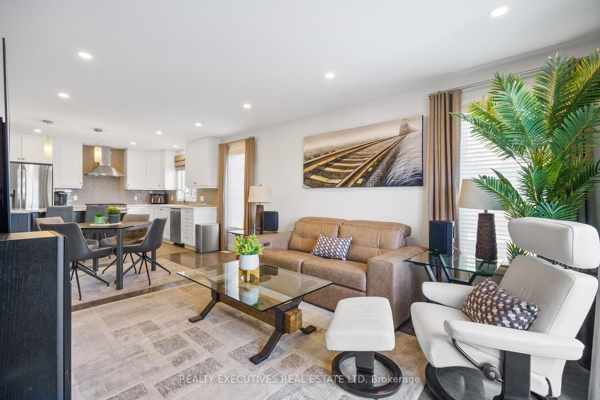 460 Arora Crescent photo 11