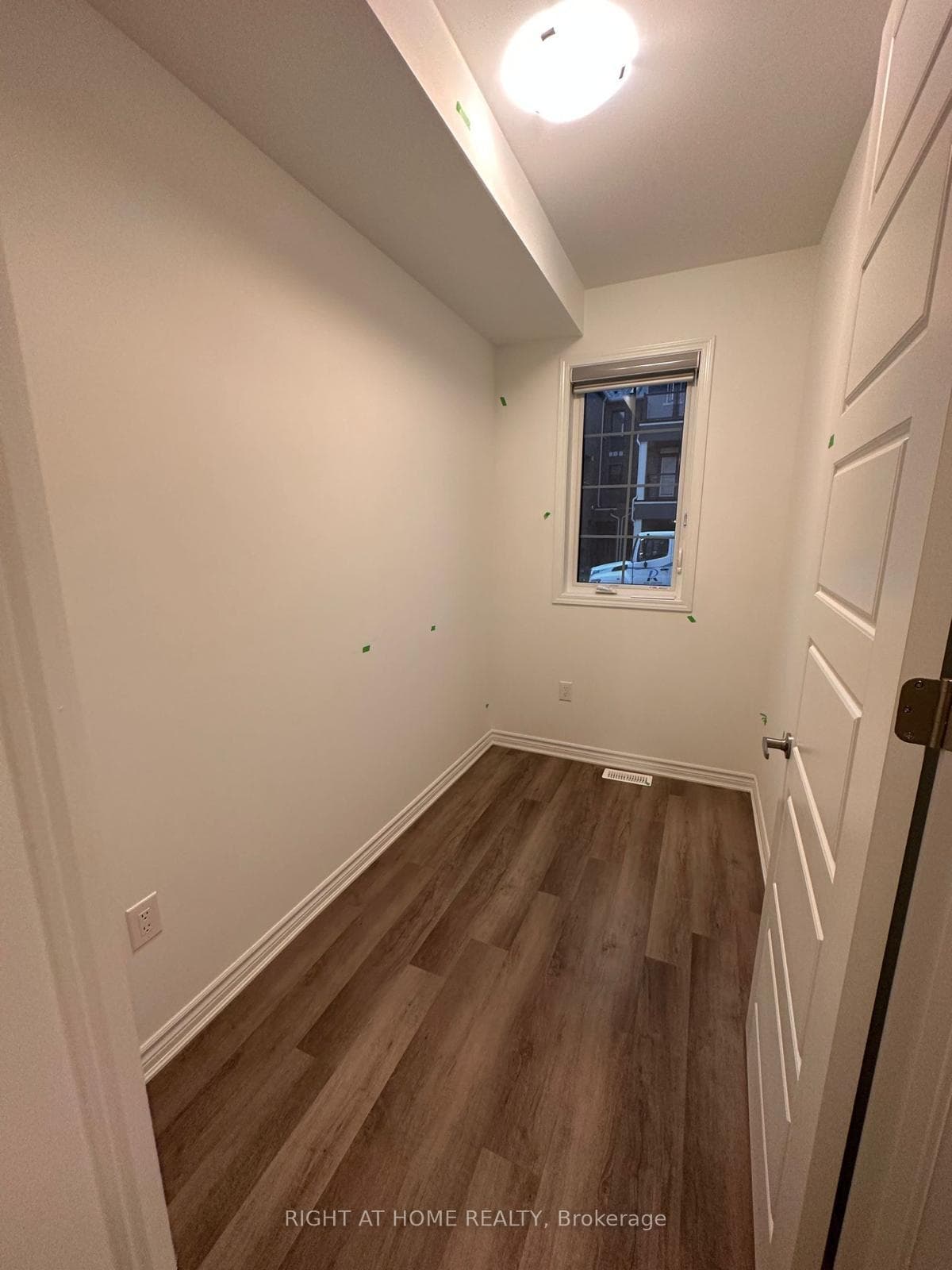 1568 Moira Crescent photo 3