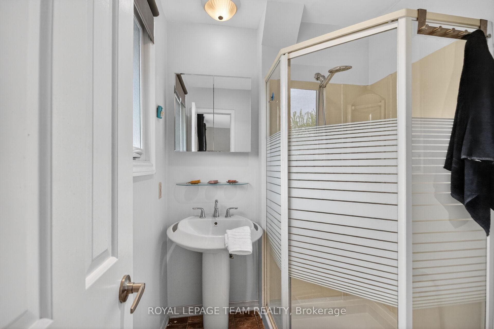 136 James Cummings Avenue photo 24