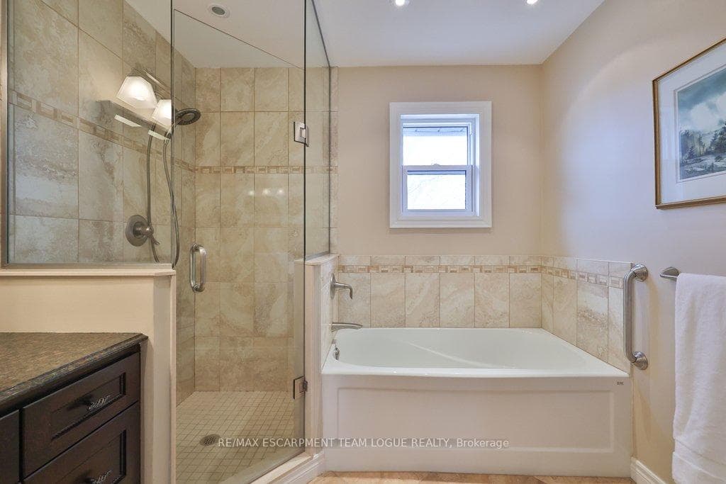 2111 KEVIN Crescent photo 28