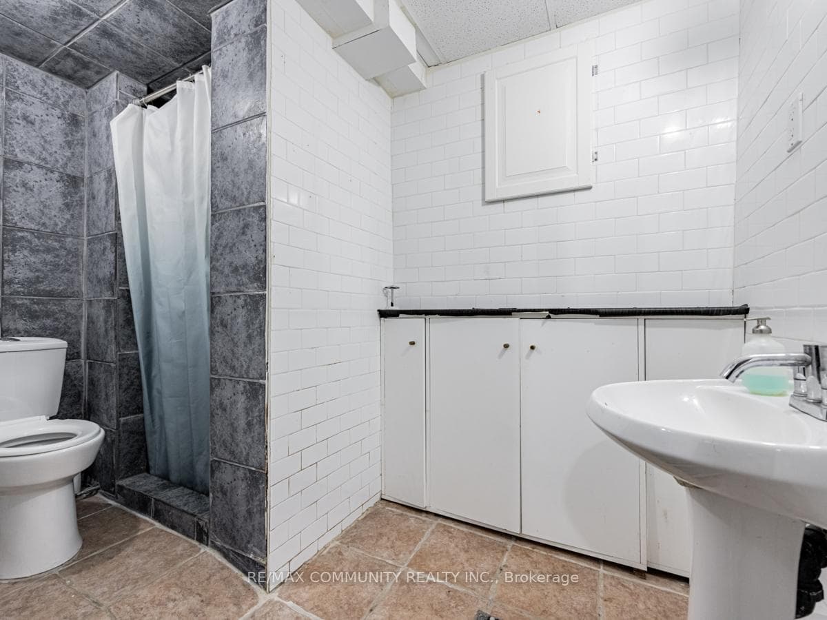 737 Greycedar Crescent photo 25