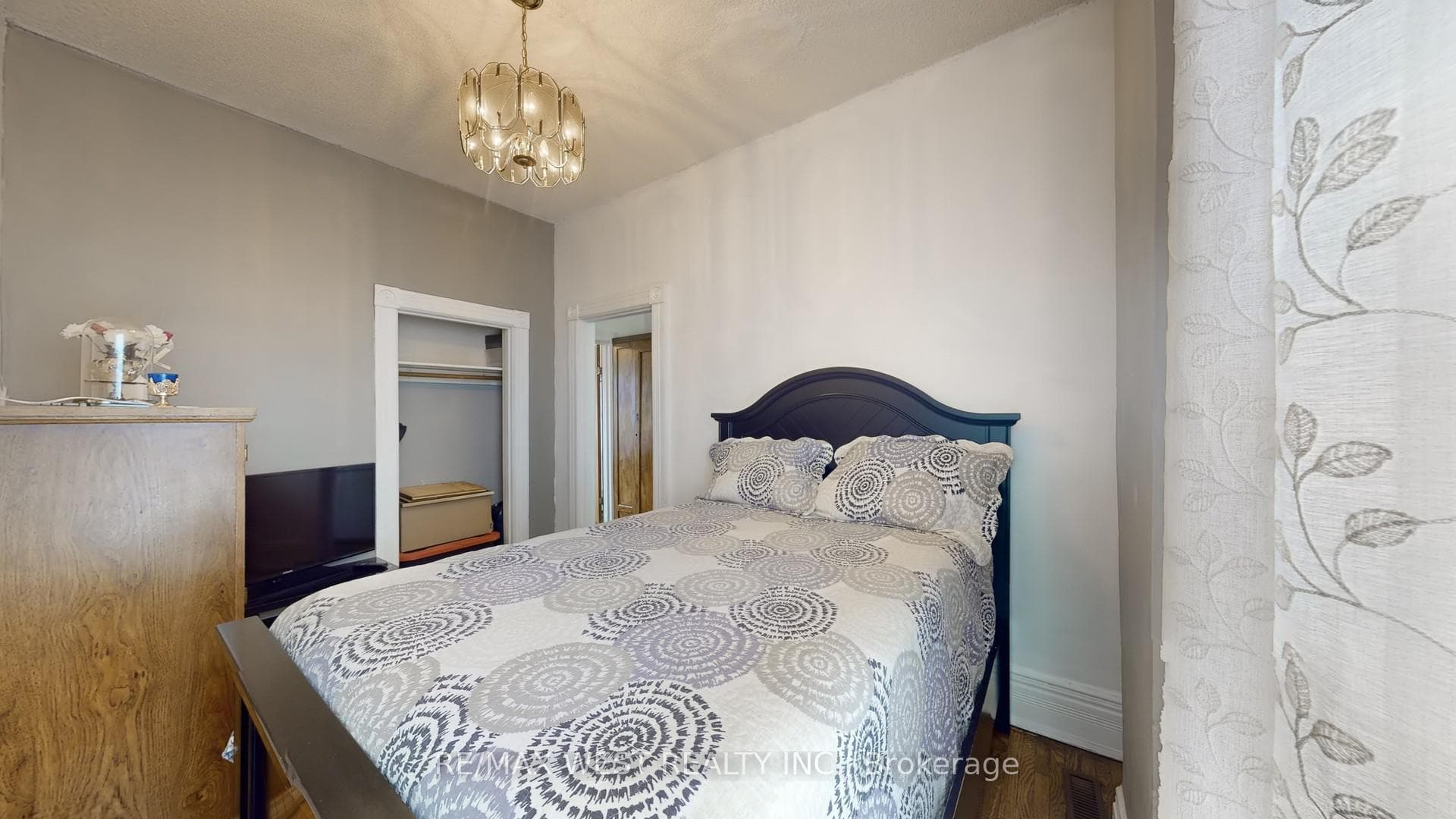 81 Montrose Avenue photo 21