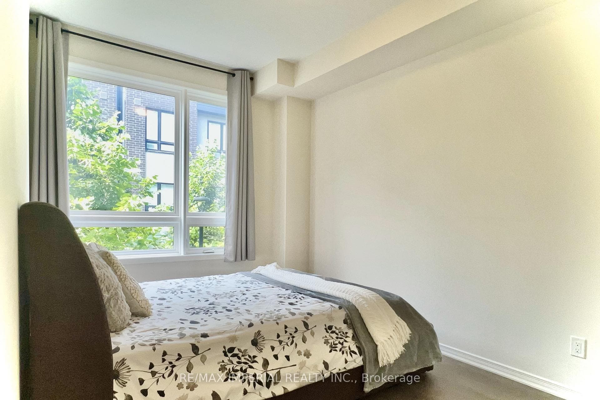 1120 Briar Hill Avenue Unit 201 photo 9