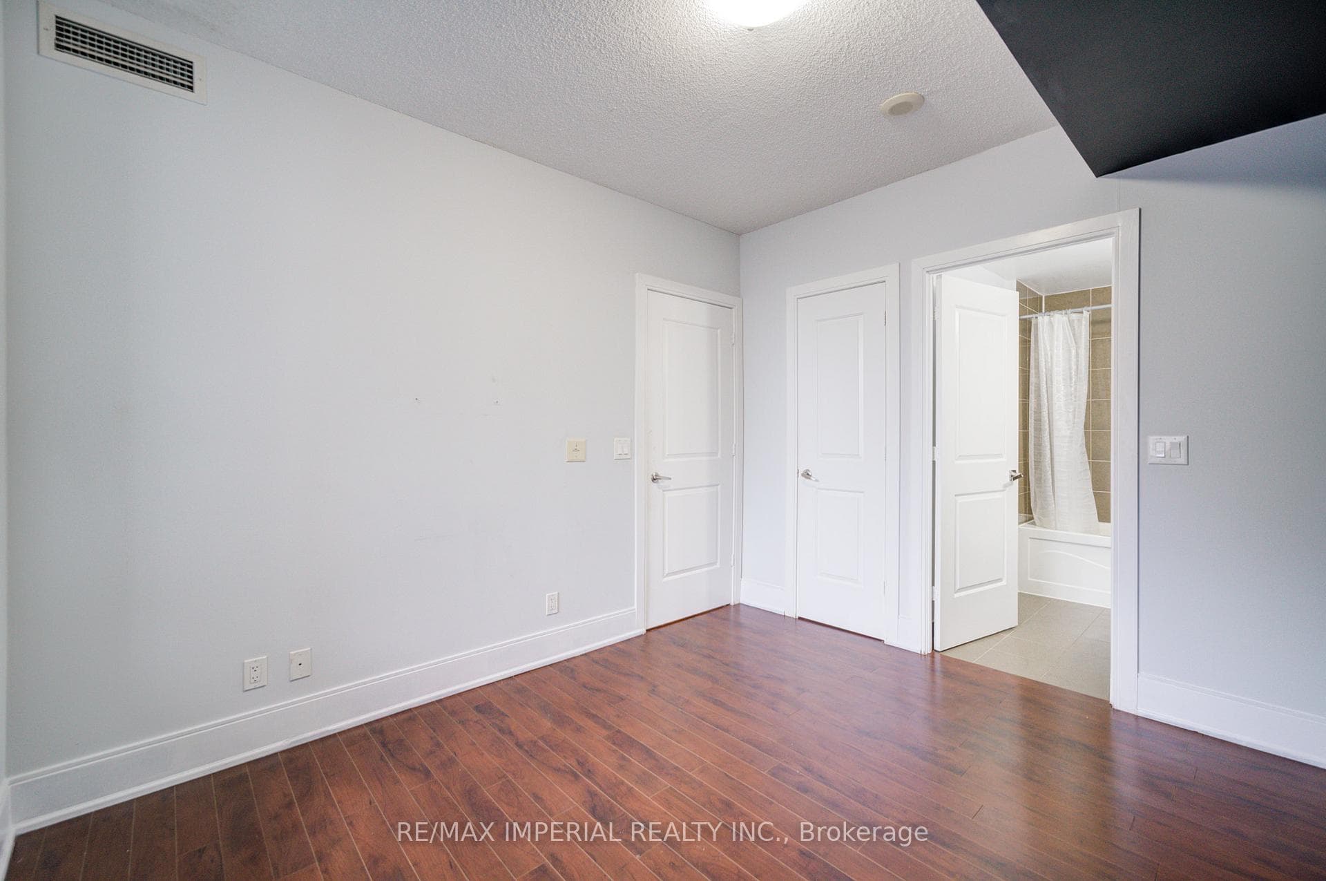330 Burnhamthorpe Road Unit 1408 photo 11